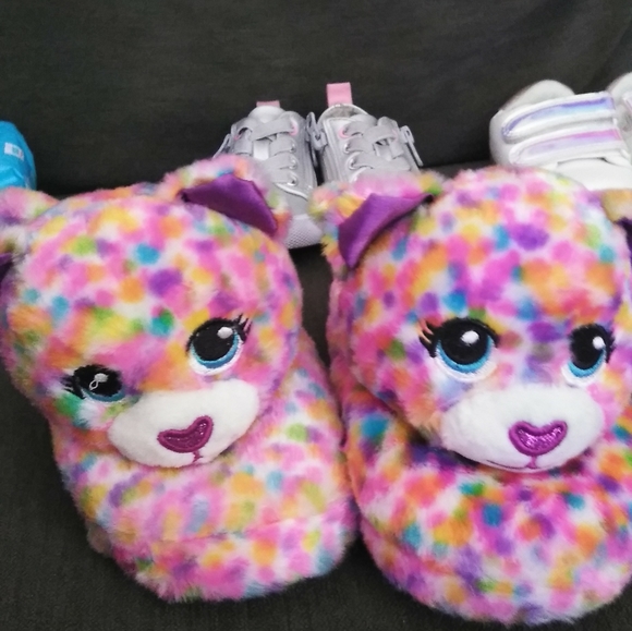 Girls/toddler shoes and 1pair of slippers - Picture 2 of 7